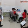 Foto: Subsatgas Dokkes Polres Sumenep saat melakukan pemeriksaan kesehatan, @by_News9