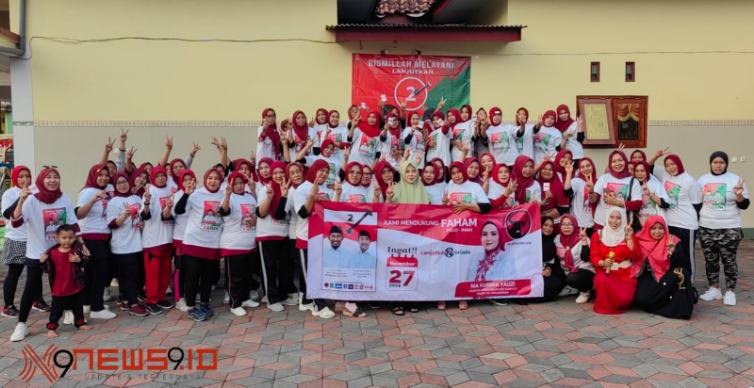 Foto: Pemilik Sanggar VIRA, Hj. Hosniati Herman, bersama ratusan emak-emak dari Kecamatan Kota Sumenep, @by_News9