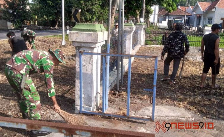 Kerja bakti pembersihan Monumen Mayjen Soekertiyo