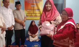 Reses di Citrodiwangsan, Dedy Firmansyah Serahkan Seragam Ibu-Ibu Pengajian