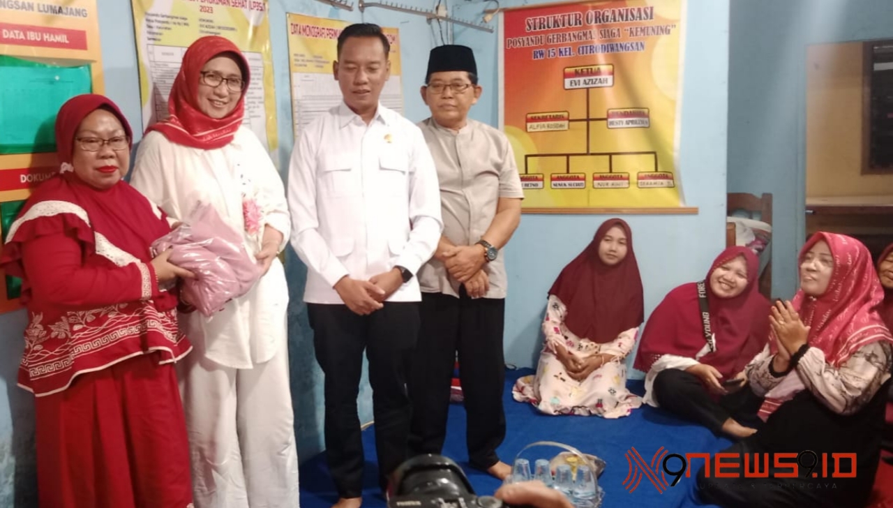 Bunda Indah (kerudung Merah) saat dampingi Deddy Firmansyah serap aspirasi (reses)