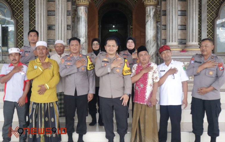 Foto: AKBP Henri Noveri Santoso, saat menggelar kegiatan silaturahmi dengan pengurus Masjid Al Ishlah di Kecamatan Saronggi, @by_News9.id