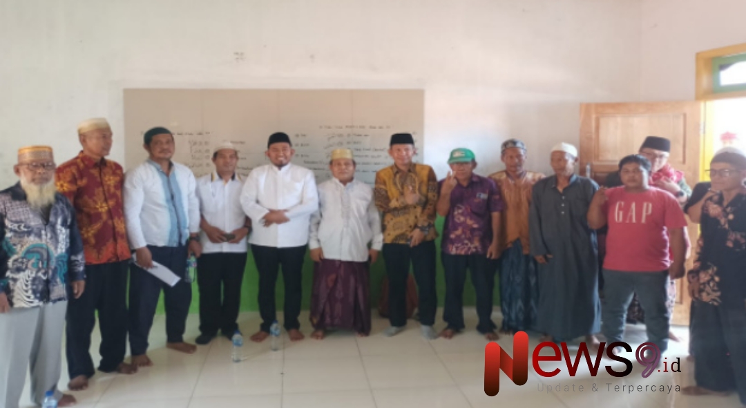 Foto: Kiai Makki, pengasuh Pondok Pesantren (Ponpes) Musyawirin di Desa Pagerungan Kecil, Pulau Sapeken, menerima kunjungan silaturahmi Acham Fauzi, @by_News9.id