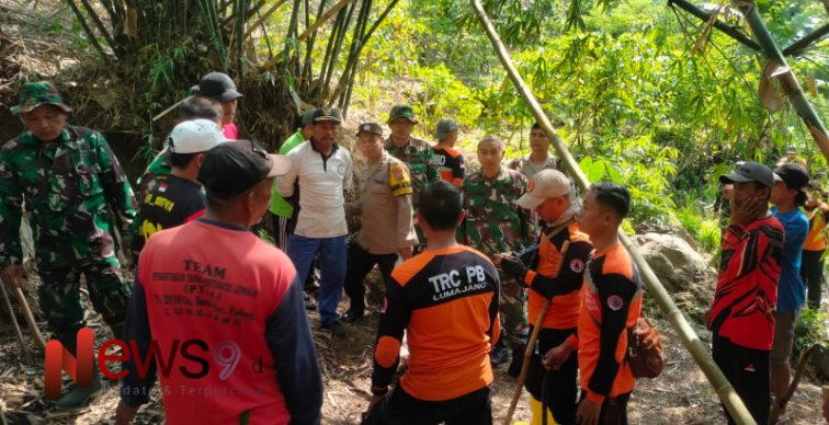 Kegiatan pembersihan sumber mata air di wilayah Dusun Ngesong Desa Barat