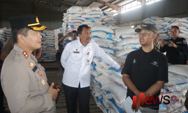 Foto: Kapolres bersama Tim Komisi Pengawasan Pupuk dan Pestisida (KP3) Kabupaten Sumenep saat melakukan monitoring, @by_News9.id