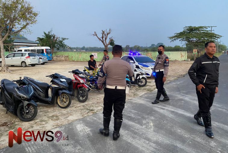 Satuan Lalu Lintas Polres Sumenep membubarkan aksi balap liar