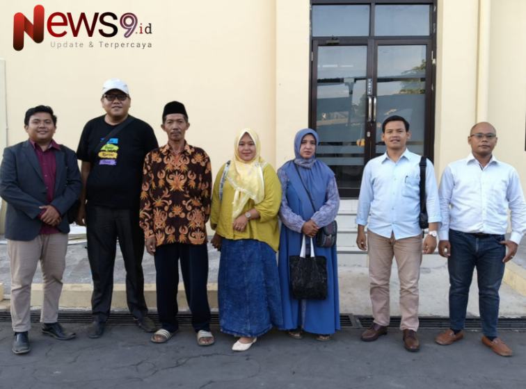 Foto: Kuasa hukum bersama keluarga korban yang meninggal dalam kasus kekerasan dalam rumah tangga (KDRT) di Sumenep, @by_News9.id