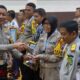 Foto: Kasatlantas Polres Sumenep, AKP Ninit, bersama Kadishub Sumenep, Yayak, menerima penghargaan, @by_News9.id