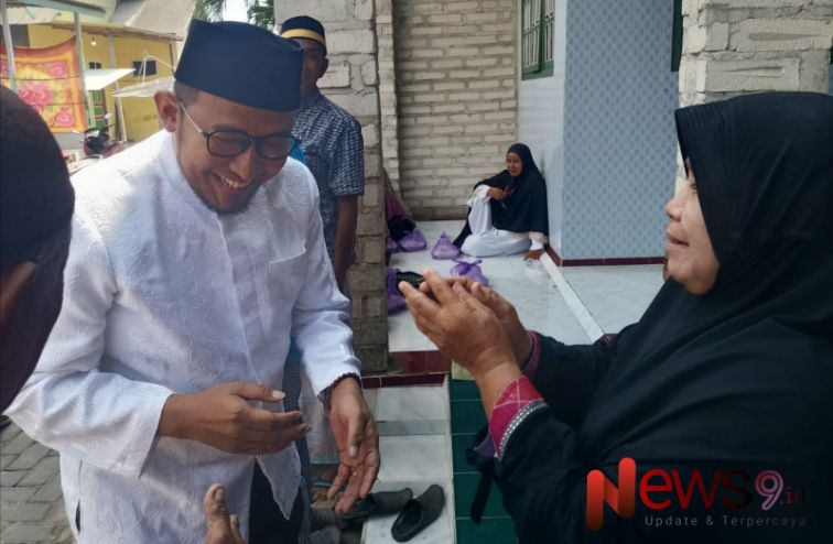 Foto: Calon Bupati Sumenep nomor urut 02, Achmad Fauzi Wongsojudo, saat menyapa masyarakat pulau Sepanjang, @by_News9.id