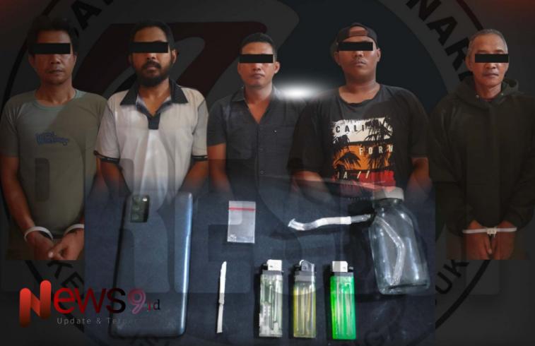 Foto: Lima tersangka saat diamankan Satresnarkoba Polres Sumenep, @by_News9.id