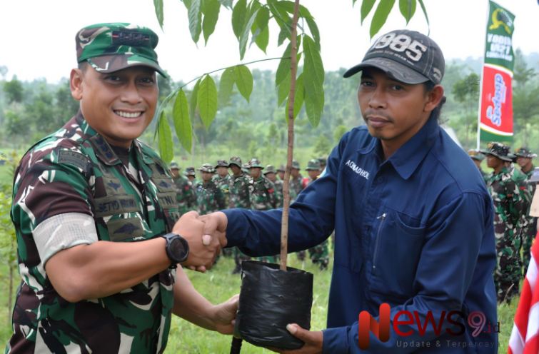 Korem 083/Bdj bersama Forkopimda Lumajang melaksanakan penanaman bibit pohon