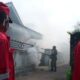 Sertu Fris Wardeni, mendampingi kegiatan fogging