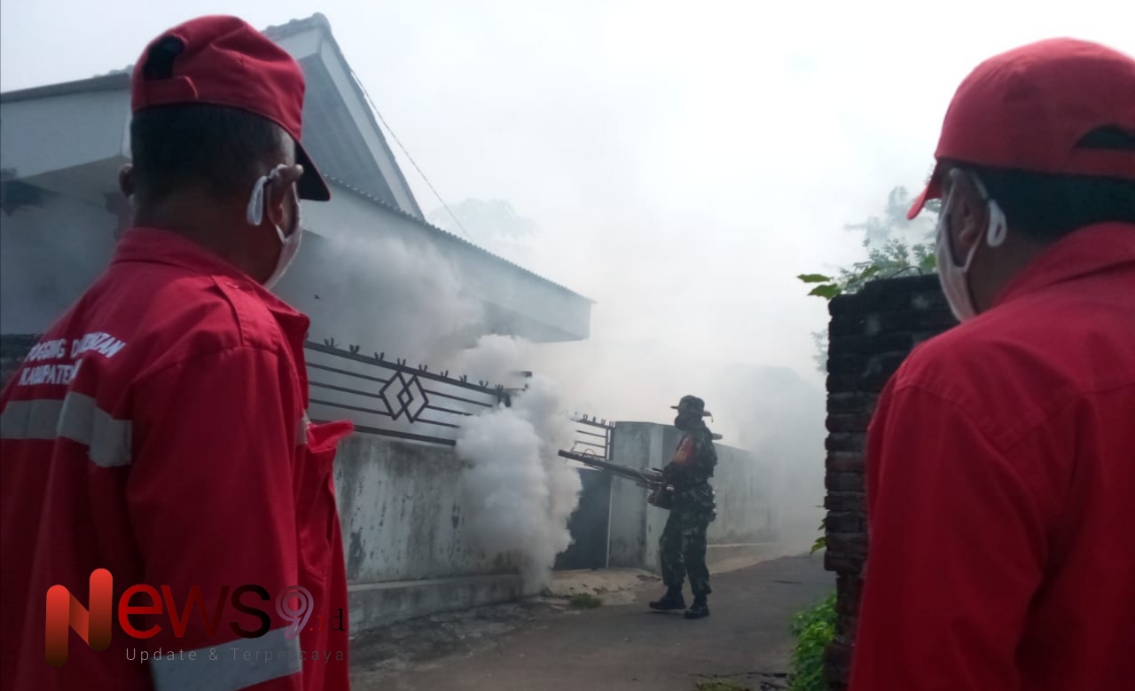 Sertu Fris Wardeni, mendampingi kegiatan fogging