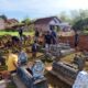 Foto: Sejumlah pemuda yang tergabung dalam organisasi "Taruna Muda" Desa Pamolokan, saat bersih-bersih makam, @by_News9.id