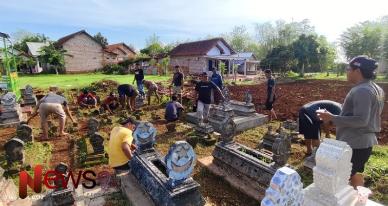 Foto: Sejumlah pemuda yang tergabung dalam organisasi "Taruna Muda" Desa Pamolokan, saat bersih-bersih makam, @by_News9.id