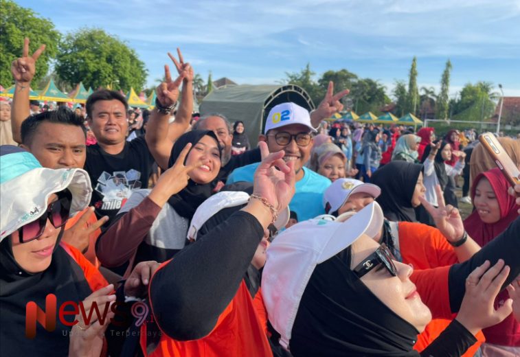 Foto: Calon Bupati (Cabup) nomor urut 02, Achmad Fauzi, terlihat kedekatannya dengan masyarakat, @by_News9.id