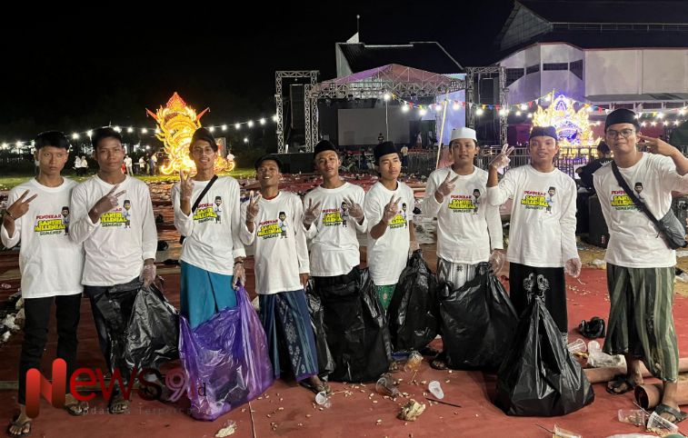 Foto: Tim semut putih santri milenial Sumenep saat membersihkan lokasi sholawat paslon FAHAM, @by_News9.id