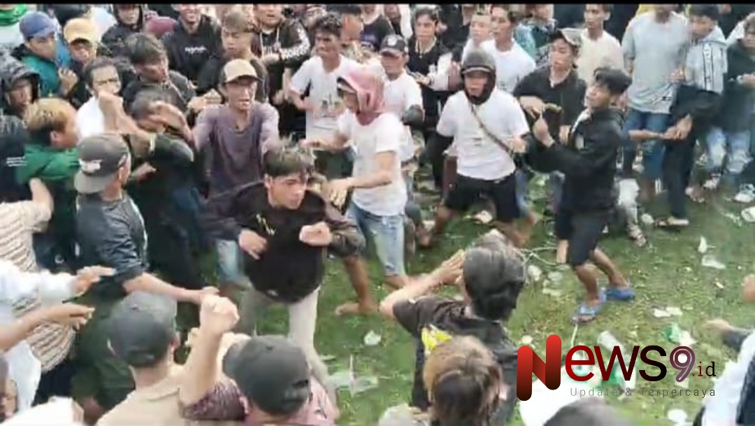 Foto: Kericuhan antar penonton yang terjadi di kampanye Akbar Cak Thoriq - Ning Fika, @by_News9.id