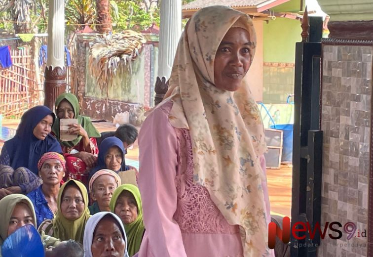 Foto: Salah satu warga Pulau Giliyang, Sahudia, yang menerima bantuan JKM sebesar Rp72 juta sebagai ahli waris suaminya, Amsun, @by_News9.id