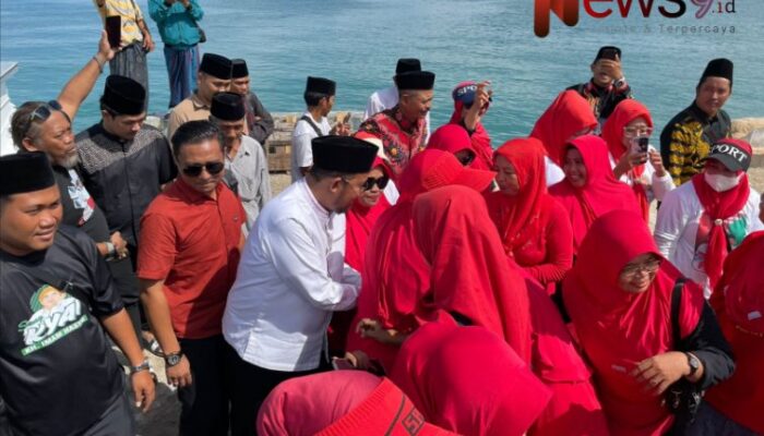 Antusias Sambutan Emak-Emak Giligenting untuk Cabup Achmad Fauzi