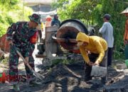 Gotong Royong Tingkatkan Infrastruktur, Babinsa Sememu dan Warga Bangun Jalan Rabat Beton Menuju Persawahan