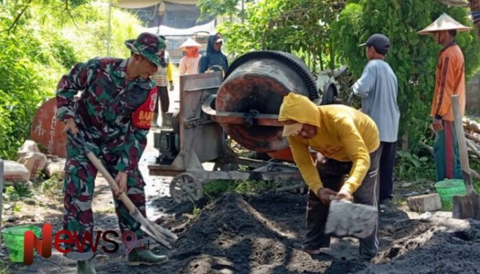 Gotong Royong Tingkatkan Infrastruktur, Babinsa Sememu dan Warga Bangun Jalan Rabat Beton Menuju Persawahan