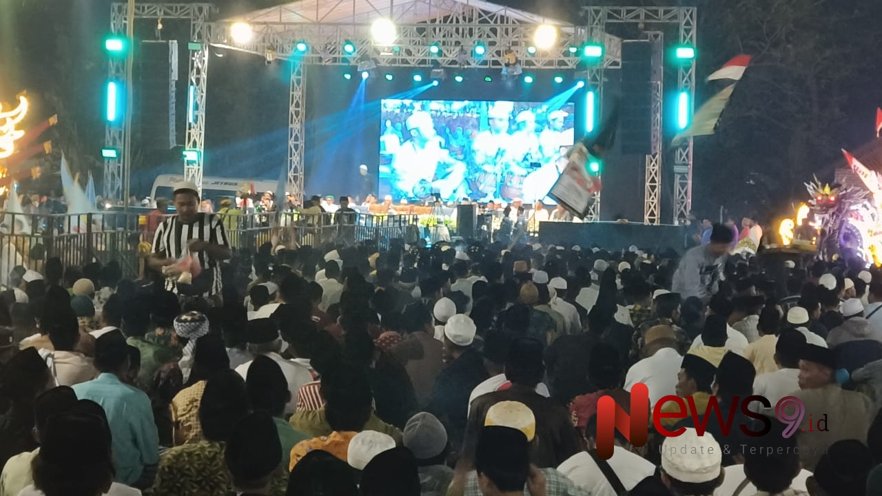 Foto: Ribuan warga Sumenep berkumpul di Lapangan Gapura, Kecamatan Gapura, @by_News9.id