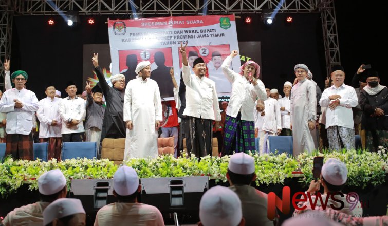 Foto: Ribuan warga Kecamatan Gapura, antusias memadati Lapangan Kecamatan untuk bersholawat dan mendoakan pasangan FAHAM, @by_News9.id