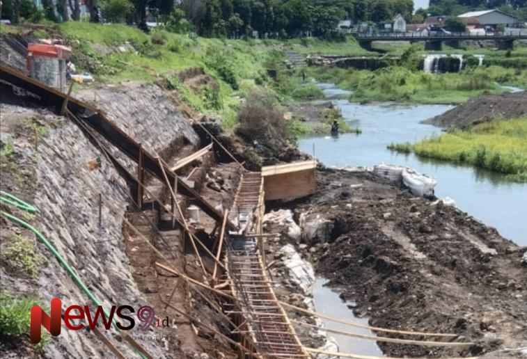Pelaksana Proyek CV. Bumi Lestarindo dan berlokasi tak jauh dari proyek tanggul sungai (DAM) Gambiran