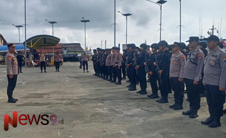 Foto: Wakapolres Sumenep, Kompol Trie Sis Biantoro, S.Pd., S.I.K., M.H. saat mempimpin apel Pelabuhan Pelindo III Desa Kalianget Timur, Kecamatan Kalianget, @by_News9.id