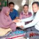 Foto: Nihwan, Koordinator Relawan FAHAM Kecamatan Sapeken, saat memberikan bantuan di rumah duka, @by_News9.id