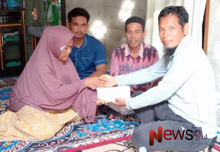Foto: Nihwan, Koordinator Relawan FAHAM Kecamatan Sapeken, saat memberikan bantuan di rumah duka, @by_News9.id