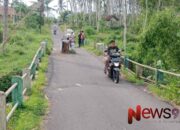 Jembatan Penghubung Dua Desa di Jalan Kabupaten Kecamatan Pasirian Rusak Parah, Warga Nekat Melintas