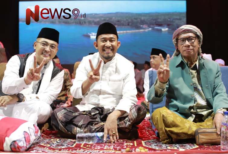 Foto: Achmad Fauzi di dampingi mantan Bupati Sumenep dua periode, KH. Moh Ramdlan Siraj, dan Irwan D2 saat menghadiri acara Faham Bersholawat, @by_News9.id