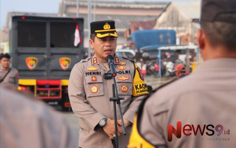 Foto: Kapolres Sumenep, AKBP Henri Noveri Santoso, melepas pasukan pengamanan menuju Kepulauan Masalembu. @by_News9.id