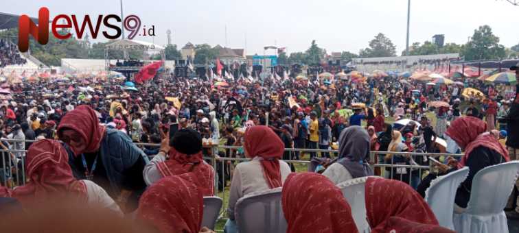 Ribuan Warga Lumajang pendukung Bunda Indah - Mas Yudha padati Kampanye Akbar di Stadion Semeru