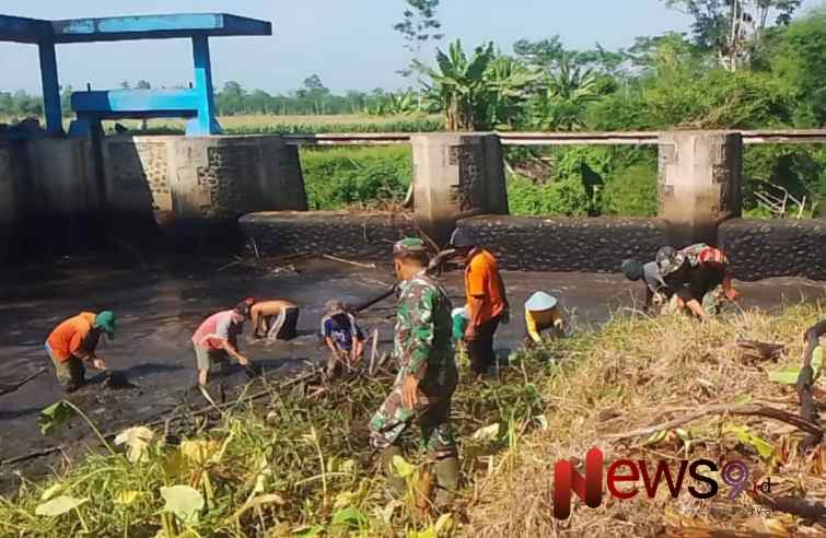 Foto: Sertu Maer Iswanto bergotong-royong bersama warga Himpunan Petani Pemakai Air (Hippa), @by_News9.id