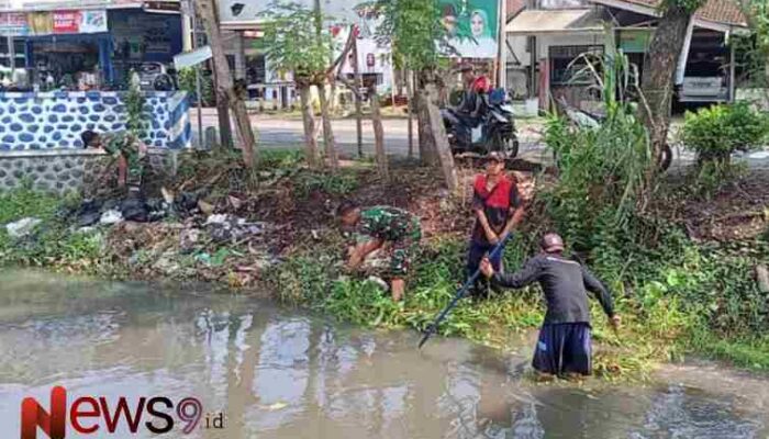 Jaga Kebersihan Sungai, Babinsa Bersama Warga Giatkan Kerja Bakti Rutin di Sungai Repeh