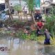 Foto: Melaksanakan kegiatan kerja bakti pembersihan aliran Sungai Repeh, @by_News9.id
