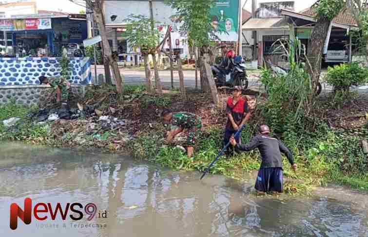 Foto: Melaksanakan kegiatan kerja bakti pembersihan aliran Sungai Repeh, @by_News9.id