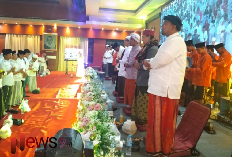 Foto: Relawan pendukung pasangan calon Bupati dan Wakil Bupati Sumenep, Achmad Fauzi - KH. Imam Hasyim (FaHam), saat menggelar doa bersama, @by_News9.id