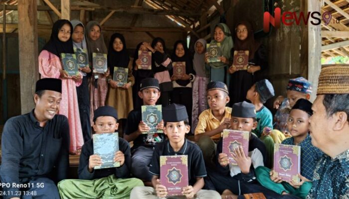 RPK Bagikan Al-Qur’an kepada Anak Yatim di Desa Kolo-Kolo