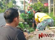 Bangun Kebersamaan, Babinsa Karanganom Kerja Bakti Pembersihan Selokan di Dusun Tambakrejo Wetan