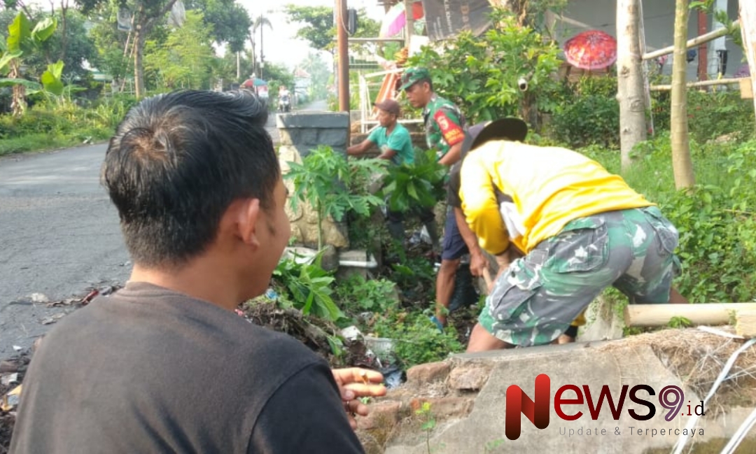 Foto: Kerja bakti pembersihan selokan di Jalan Dusun Tambakrejo Wetan, @by_News9.id