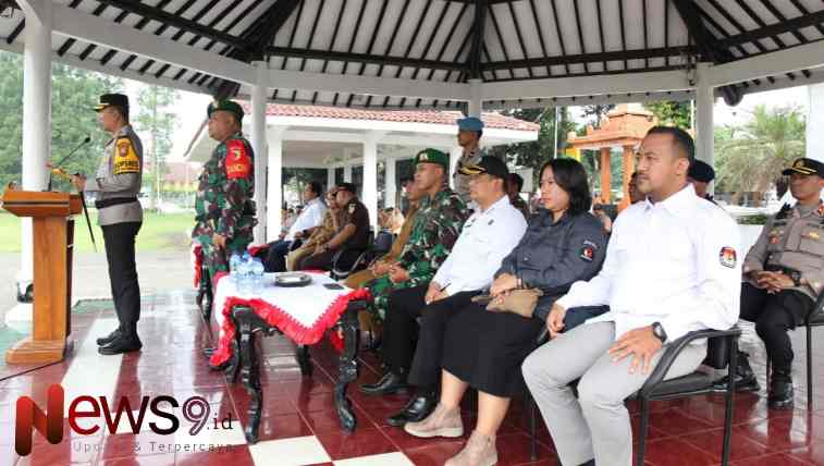 Foto: Forkopimda Kabupaten Lumajang menggelar Apel Pergeseran Pasukan di Alun-alun Lumajang, @by_News9.id