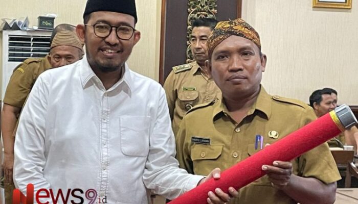 Tingkatkan Pembangunan dan Cegah Sengketa, Bupati Fauzi Serahkan Peta Desa