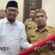 Foto: Bupati Sumenep, Dr. H. Achmad Fauzi Wongsojudo, SH., MH, saat menyerahkan peta desa, @by_News9.id
