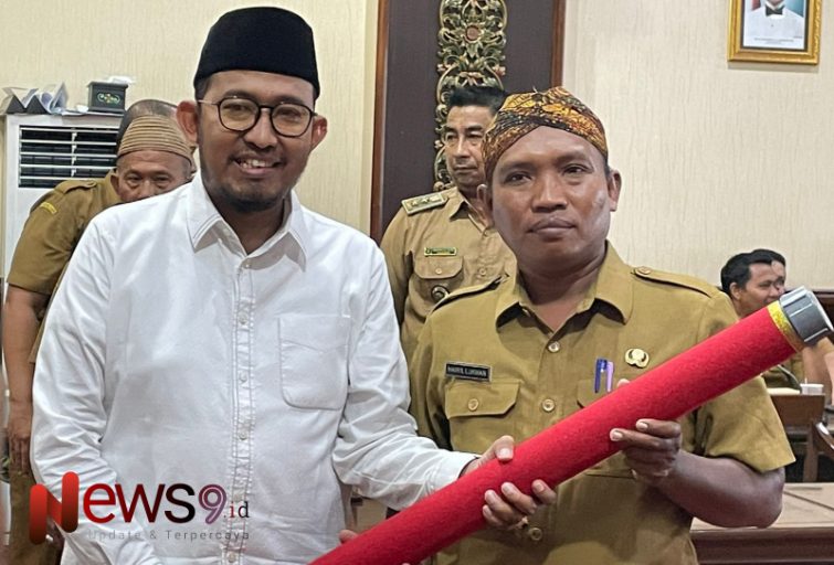Foto: Bupati Sumenep, Dr. H. Achmad Fauzi Wongsojudo, SH., MH, saat menyerahkan peta desa, @by_News9.id