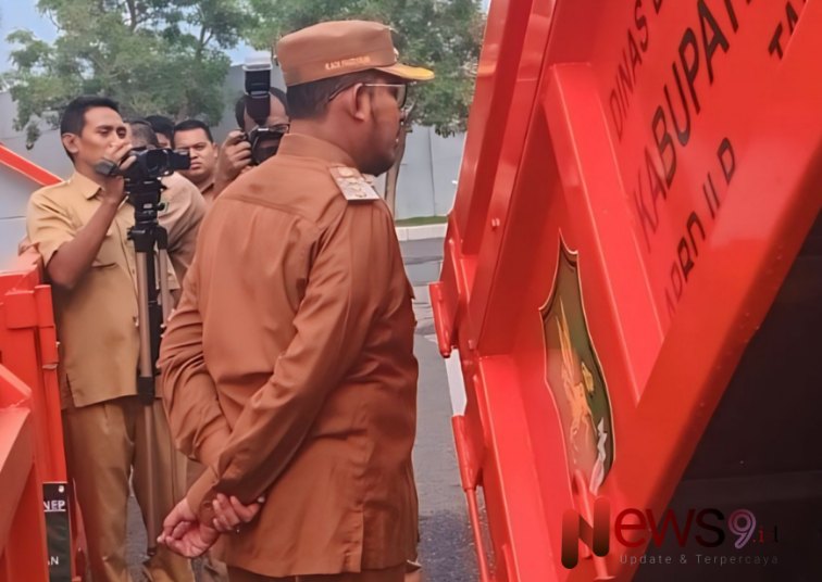 Bupati Achmad Fauzi Wongsojudo menyerahkan bantuan berupa berbagai armada pengelolaan sampah.