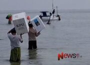 Nembus Ombak, Perjuangan Personel Polres Sumenep Kawal Logistik Pilkada ke Pulau Terpencil